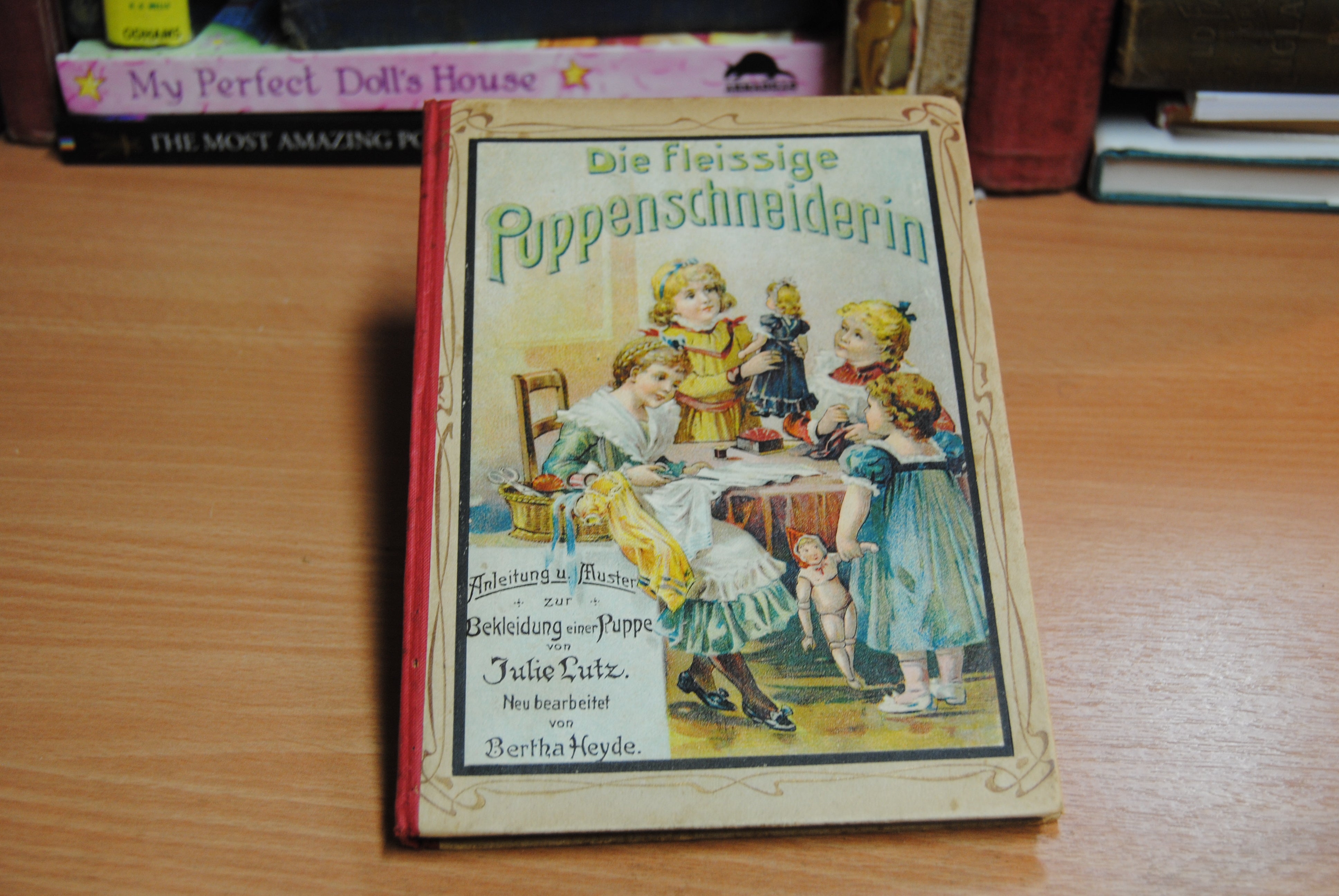 Die fleissige Puppenschneideren (The busy Doll Tailor 'Seamstress')